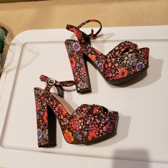 Bamboo Floral Platform - Picture 1 of 3
